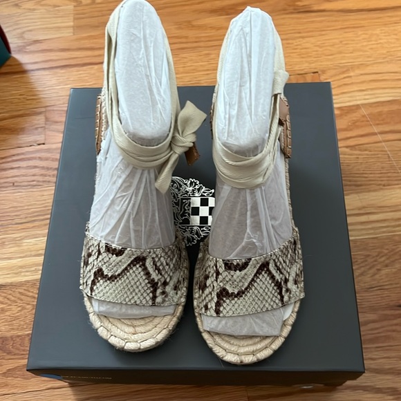 NWT/NIB Vince Camuto Wedge summer sandal - Picture 2 of 6